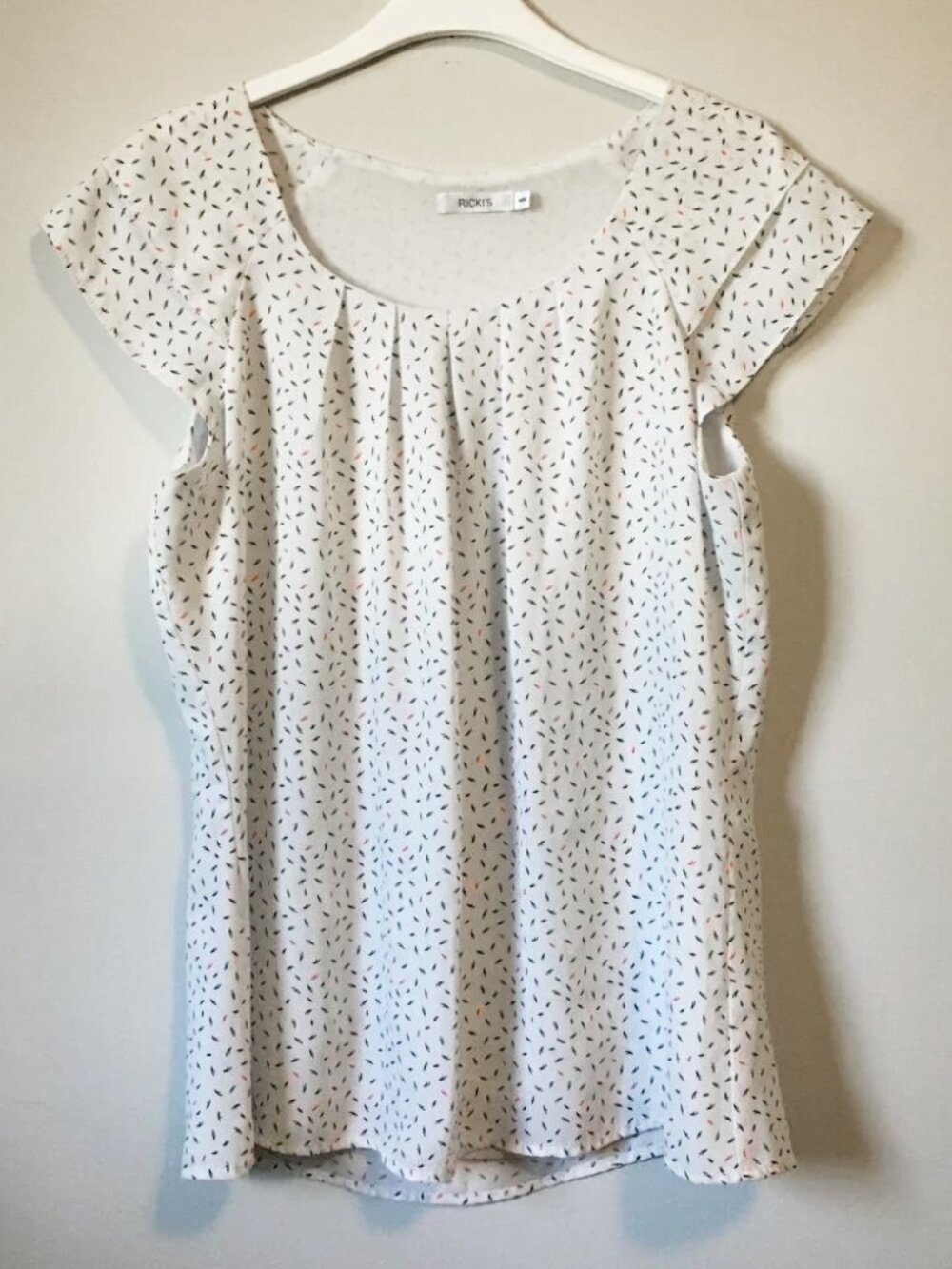 Ricki's Feather Sprinkle Pleated Flutter Cap Sleeve White Blouse - M ๐ง